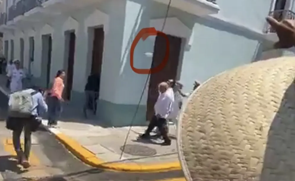 Lanzan botella y objetos a AMLO en su visita a Veracruz